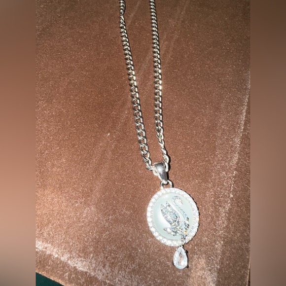 Swarovski Swan pendant Necklace - Picture 4 of 10